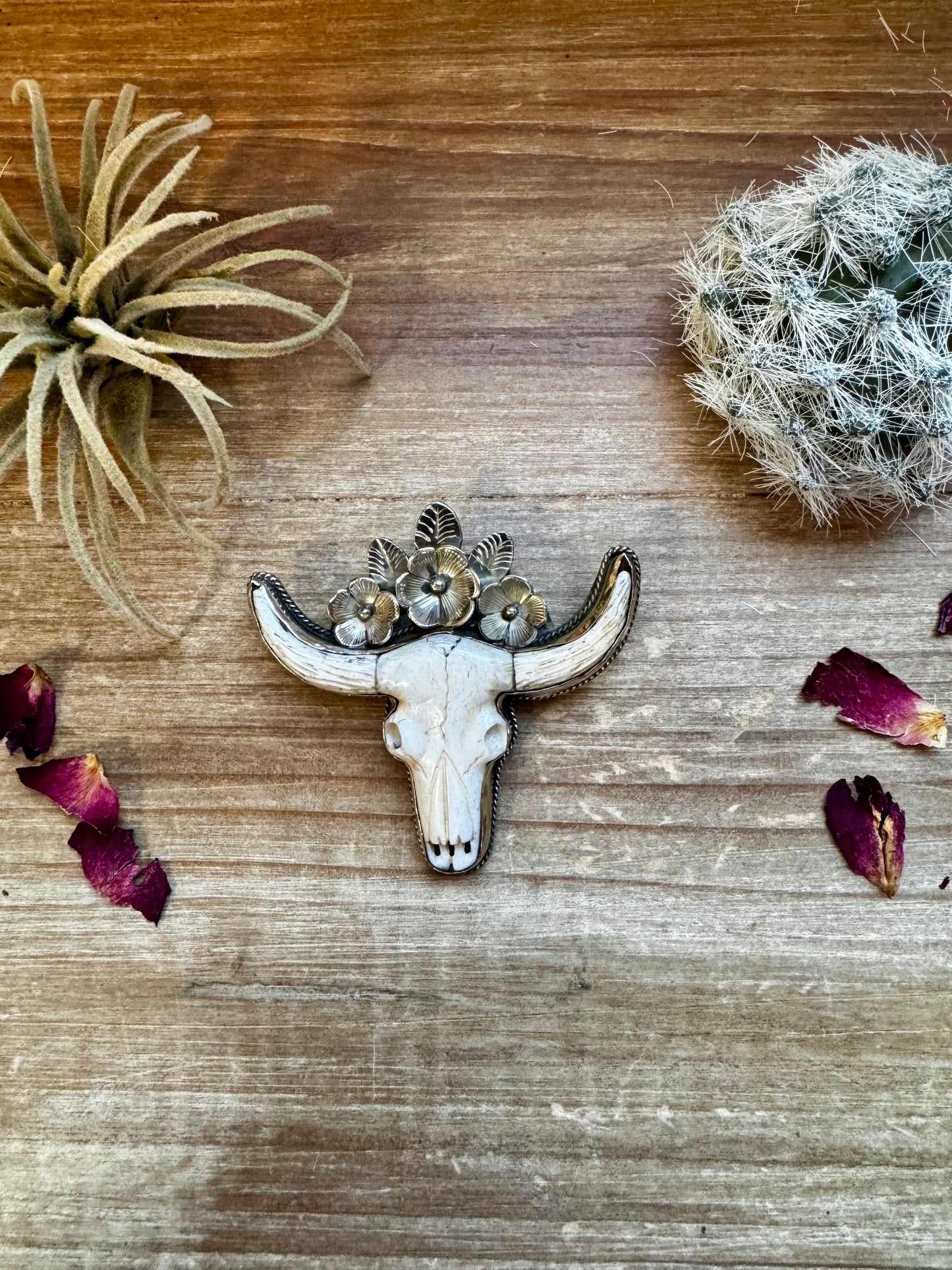 Big Antler longhorn with turquoise pendant with flowers